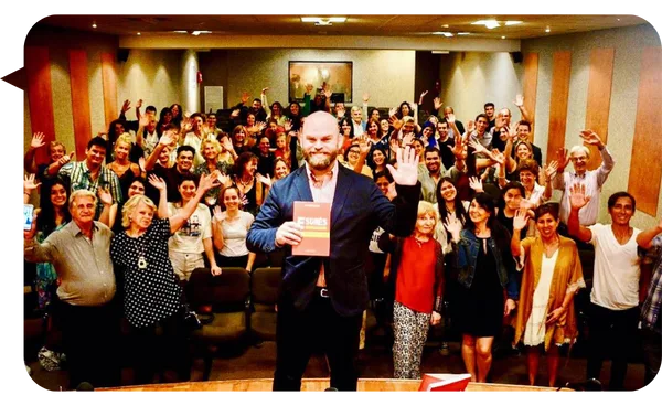 Alejandro Lanuque en evento corporativo con enfoque en impacto y autoridad escénica sobre Employee Engagement