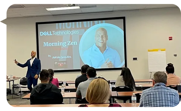 Adrián González facilitando una sesión de trabajo con una audiencia corporativa.