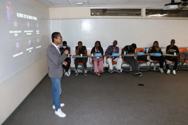 Mauricio Benavides durante una charla de persuasión.