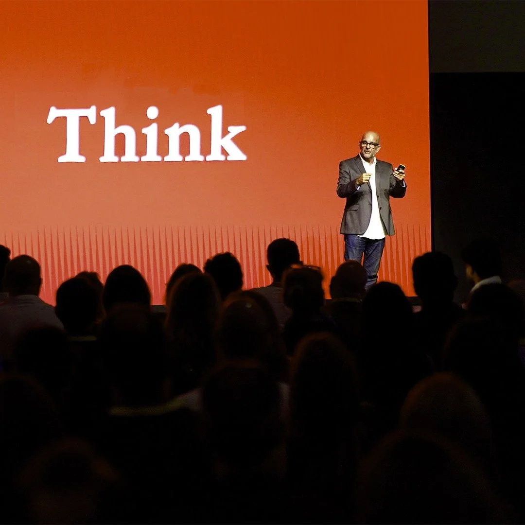 Pep Torres ante una audiencia en una conferencia sobre pensamiento creativo