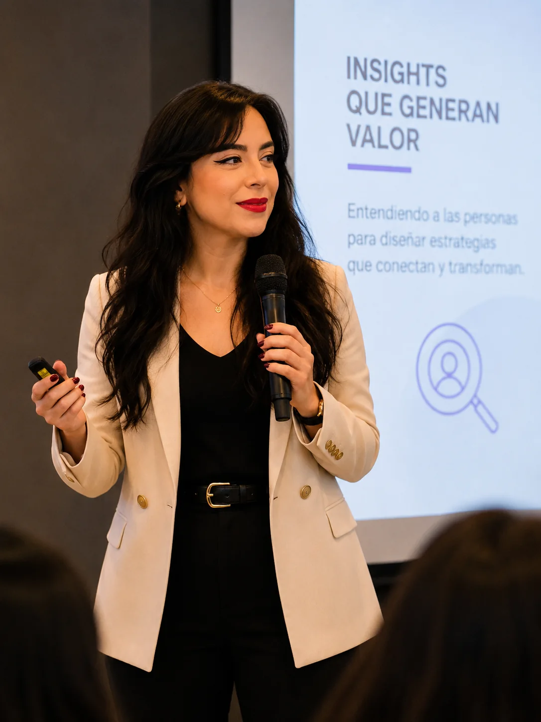 Sarah Joyce Narváez durante una conferencia corporativa.