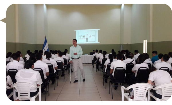 Osmar Mejía Mejía impartiendo una conferencia a estudiantes en Honduras.