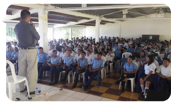 Osmar Mejía Mejía motivando a un grupo de estudiantes en una conferencia.