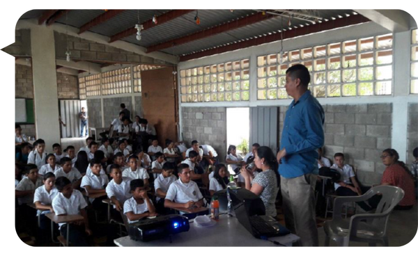 Osmar Mejía Mejía dando una charla motivacional en un aula con estudiantes.