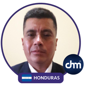 Retrato de Osmar Mejía Mejía con marco circular y bandera de Honduras.